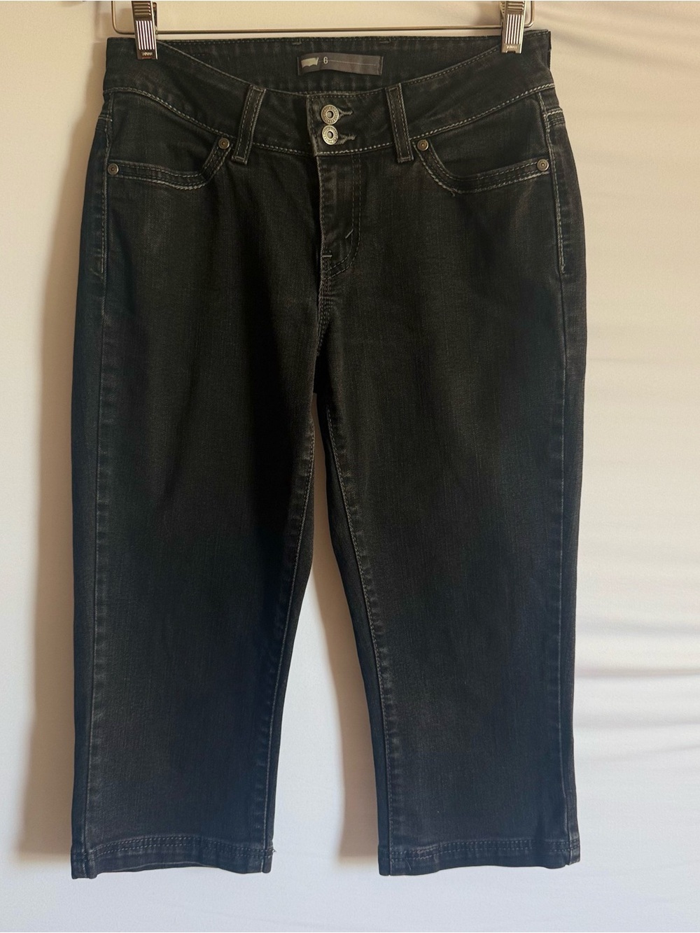 Levi’s Women’s 6 Black Soft Denim Capris Y2K